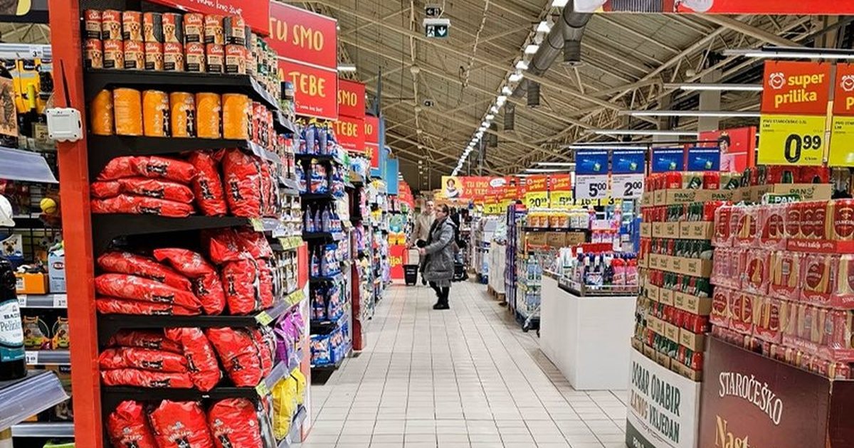Tregtia me pakicë, rriten supermarketet: turizmi nxit veshjet