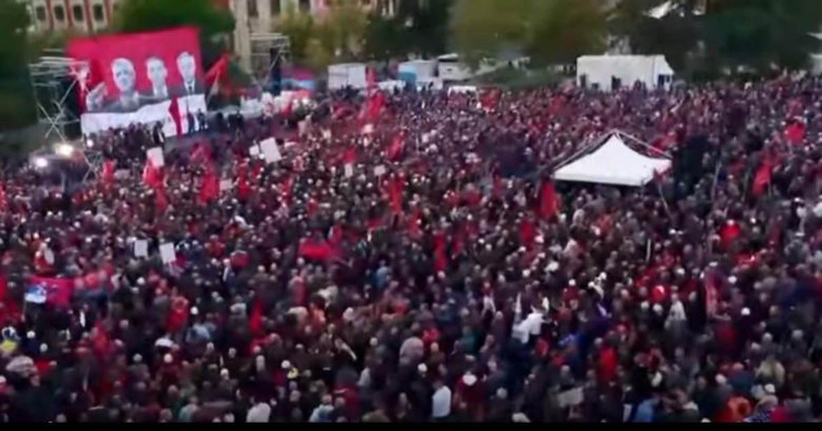 Tirana kuqezi në mbështetje të UÇK-së, Rama i “bashkohet” protestës : Zemra mal!