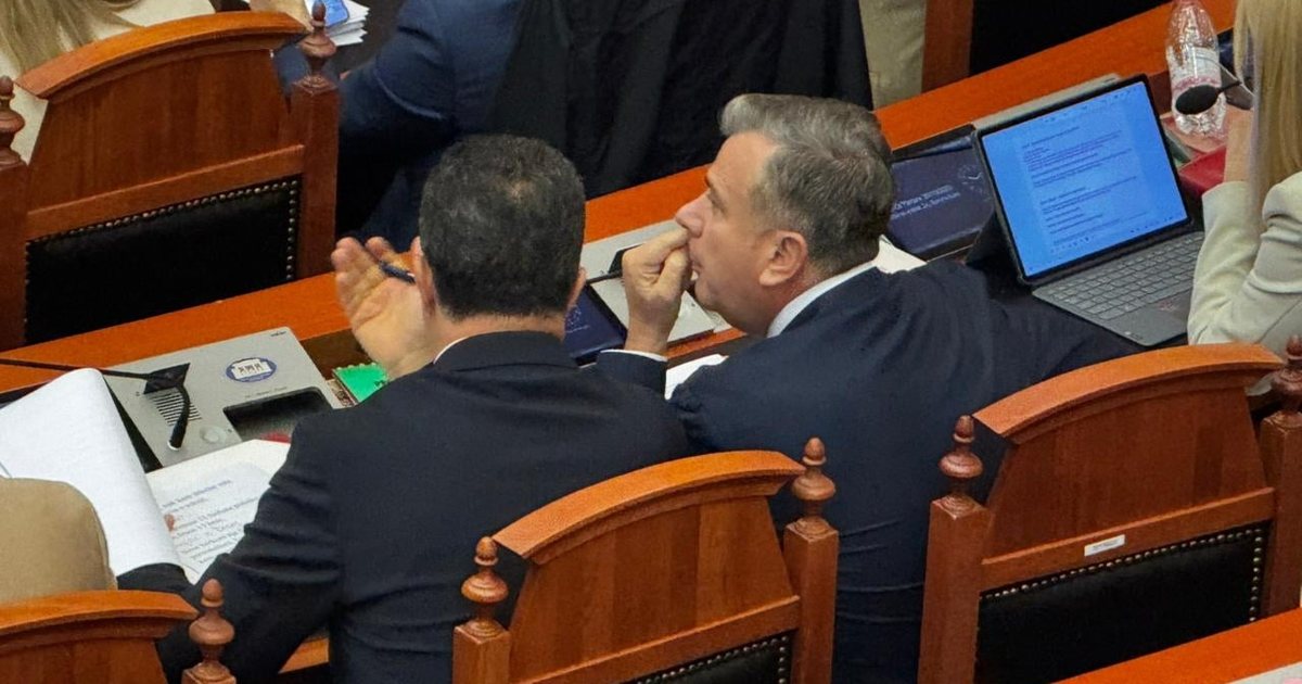 PD kërkon shkarkimin e tij, Peleshi ‘braktis’ drejtimin e Kuvendit, ulet pranë Ballës