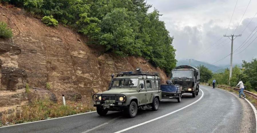 Automjetet në rrugët e Mitrovicës, policia: FSK-ja qëndroi gabimisht në Veri