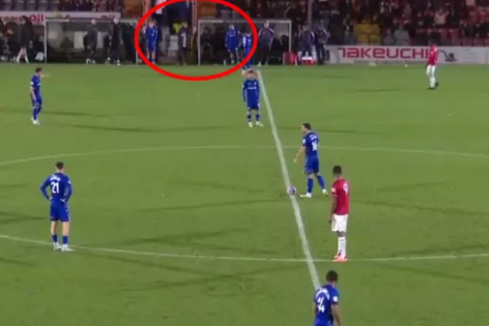 Rregulli më i çuditshëm në Angli! Vetëm 30 sekonda lojë, rivali i Mançester Junajtid bën dy zëvendësime “tallëse”