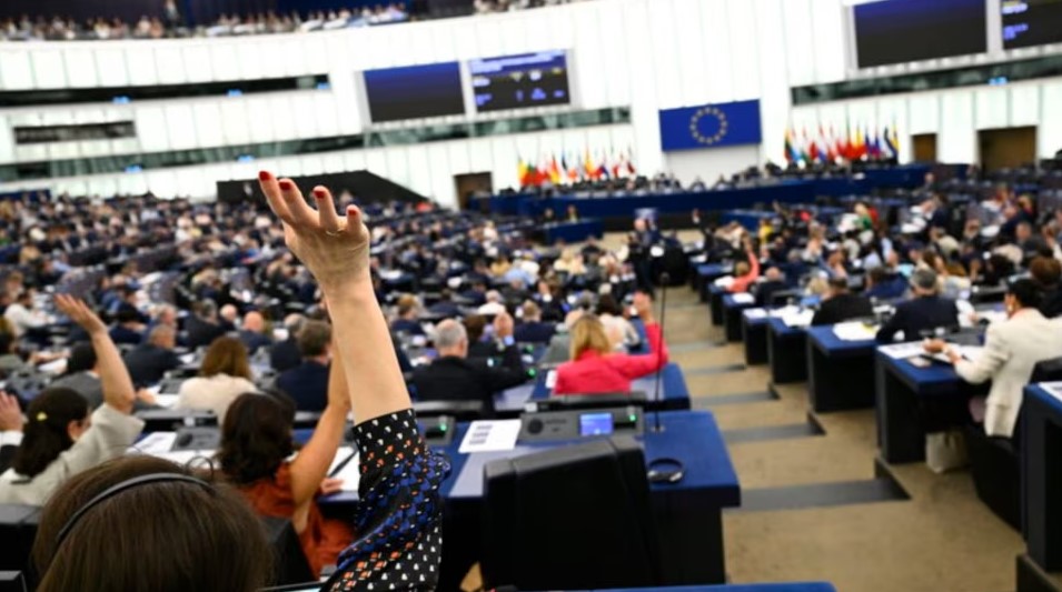 Parlamenti Europian miraton rezolutën për polarizimin dhe rritjen e represionit në Serbi