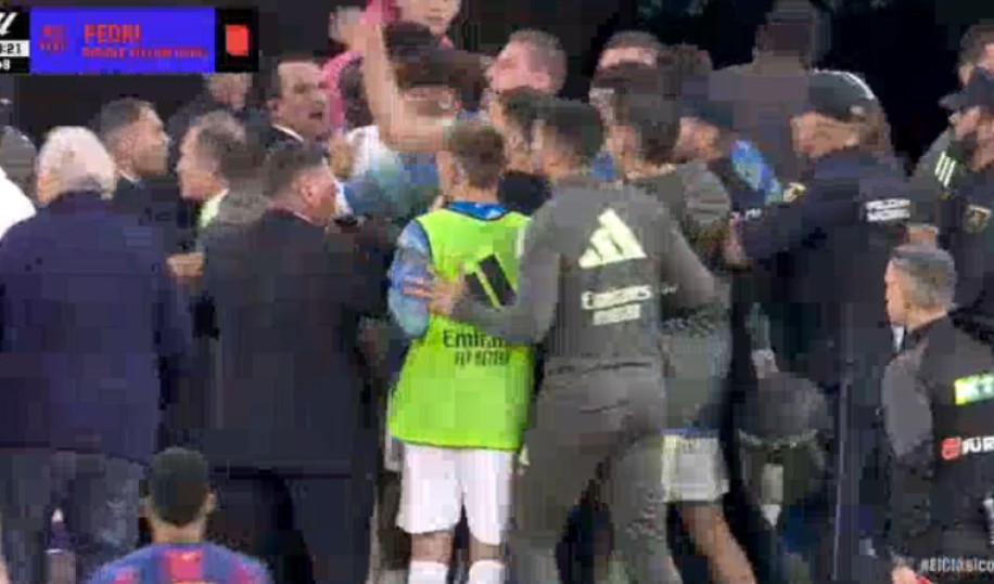 VIDEO/ Ndërhyn edhe policia, sherr masiv te Real Madrid-Barcelona! “El Clasico” prodhon gjithçka