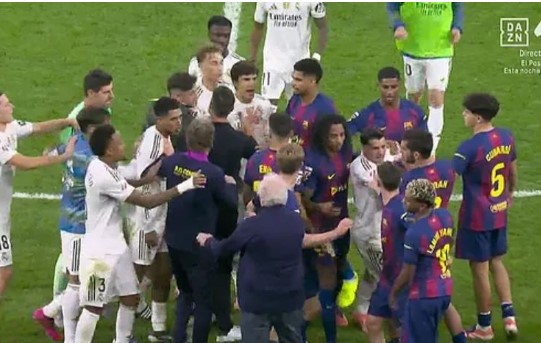 VIDEO/ “Shihemi jashtë!”, Jamal nisi sherrin pas “El Clasico” dhe doli nga fusha! Vinicius e mbajnë nga krahët me forcë për të mos sulmuar spanjollin