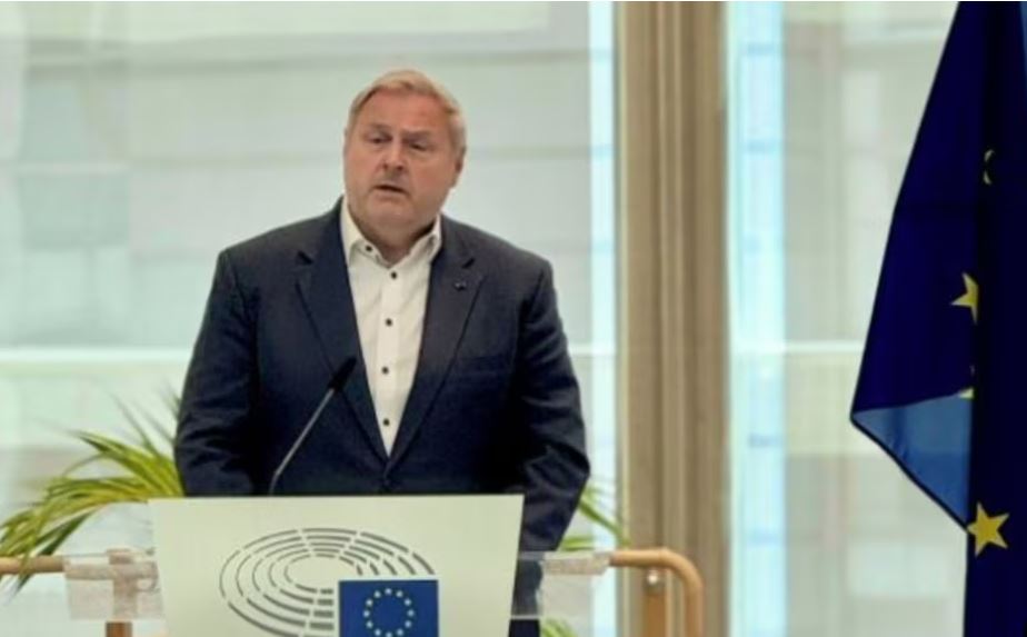 “Veprime armiqësore”- Raportuesi i PE-së për Kosovën denoncon ndërhyrjet e Serbisë në zgjedhjet lokale: Kanë qëllim përshkallëzimin e situatës!