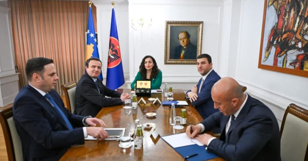 Qeveria e Kosovës, ende e paformuar 9 muaj pas zgjedhjeve! Vjosa Osmani thërret liderët e partive politike në takim të premten