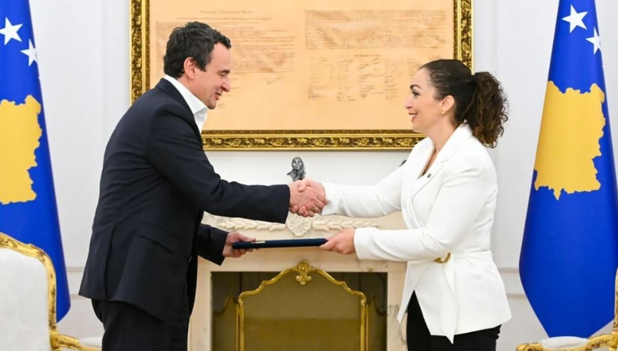Presidentja Vjosa Osmani nënshkron dekretin, mandaton Albin Kurtin për formimin e Qeverisë së Kosovës