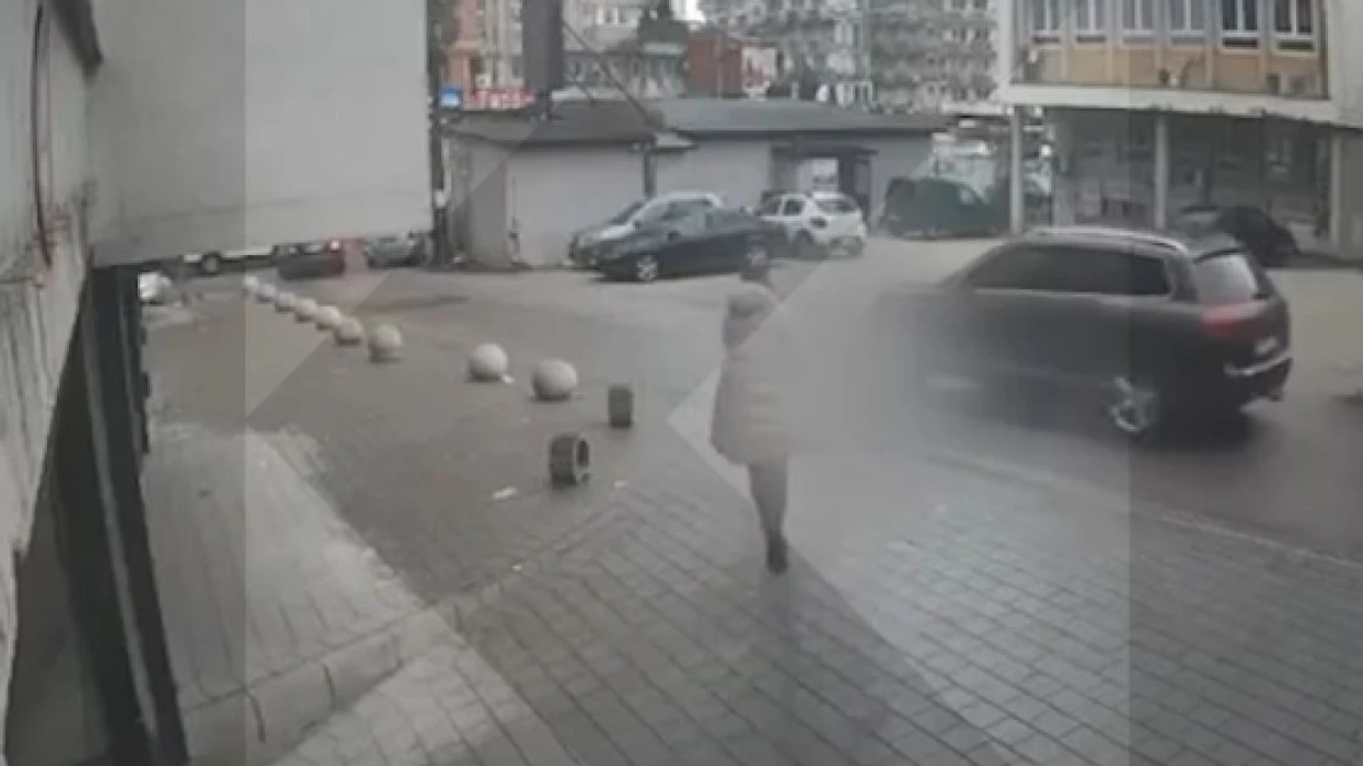 VIDEO/ Pamje kur i dyshuari me dy kallashnikovë plagos rëndë dy persona në Pejë
										18 Oct 2025