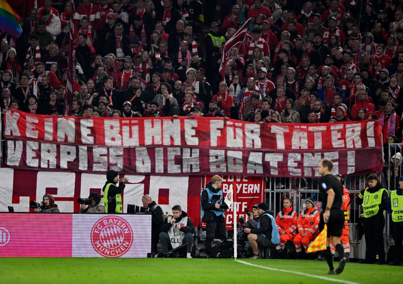 Tifozët kundër kthimit “special” të Boateng te Bajerni, parulla në stadium për ish-mbrojtësin