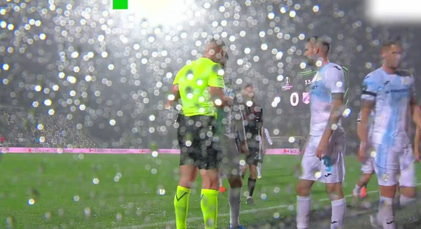 VIDEO/ Situatë ekstreme! Anulohet goli në Ligën e Konferencës dhe gjyqtari ndërpret pas dy minutash ndeshjen duke i kthyer të gjithë në dhomat e zhveshjeve