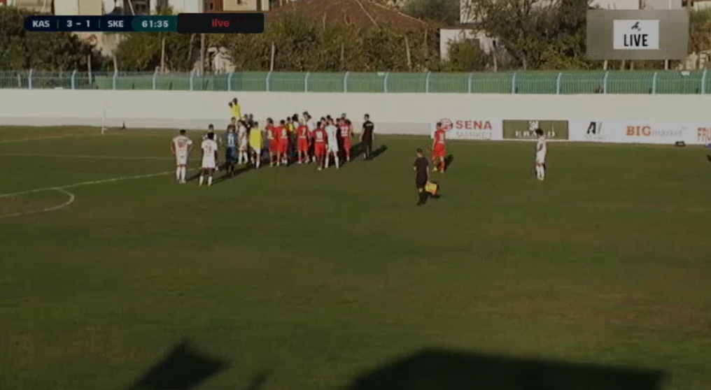VIDEO/ Plas përsëri grushti në Kastrioti-Skënderbeu, gjyqtari jep të kuq ndërsa lojtarët e korçarëve zihen me njëri-tjetrin