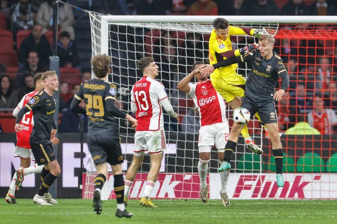 Opsion edhe për Kombëtaren shqiptare, Kosova gati t’i mbushë mendjen lojtarit për të ndryshuar përfaqësuese
                
                
                   
                    Oct 19, 2025 | 19:25                   
                






            
        


        
		           















			

	
		
       
        	
         
		
            
		  
		  

		  





		  


		  


		  








		  


		  


		  


		  


		  





		  


	


	  


		  


		  


		  


		  


		  


		  







	
		 
Diant Ramaj do të përfaqësojë Kosovën në nëntor. Këto janë raportimet e fundit nga Kosova, që tregojnë se për herë të parë do të ftohet nga “dardanët”.

Ramaj do të ndryshojë kështu përfaqësuese, pasi deri tani kishte luajtur vetëm me moshat e Gjermanisë. 24-vjeçari kishte lënë pezull Kombëtaren shqiptare edhe Kosovën më parë, ndërsa kishte deklaruar se pret ftesën nga ekipi i parë i Gjermanisë.
Një ftesë që nuk i shkoi kurrë dhe duket se tashmë është dorëzuar. Kosova ndërkohë do të vijonte të mblidhte lojtarë të spikatur, duke i bindur të ndërrojnë përfaqësuesen.

Aktualisht është i huazuar te Heidenheim në Gjermani. Kartonin e tij e zotëron Borusia Dortmund.

PANORAMASPORT.AL






		  
© Panorama.al		  
		  
		  
		  
		 
		 


		 



 
			Te lidhura
		


        
            
                

            Opsion edhe për Kombëtaren shqiptare, Kosova gati t’i mbushë mendjen lojtarit për të ndryshuar përfaqësuese
            
         
        

        
	



        
            
                

            VIDEO/ Pamje skandaloze në Elbasan, tifozët vendas kapërcejnë rrethimin dhe shkojnë të përleshen me ata të Vorës
            
         
        

        
	



        
            
                

            VIDEO/ Grabitja në muzeun e Luvrit, publikohen pamje nga momentin i vjedhjes së stolive të çmuara nga koleksioni i Napoleonit dhe perandoreshës Eugenia
            
         
        

        
	



        
            
                

            Izraeli nis një raund të ri sulmesh ndaj objektivave të Hamasit në Gaza, SHBA bënë thirrje për përmbajtje
            
         
        

        
	



        
            
                

            Djegia e banesës në Maliq, mbërrin në gjendje të rëndë në QSUT vajza 6-vjeçare! Xhaxhai: Doli vetë nga shtëpia, ndihmën ia dhanë fqinjët
            
         
        

        
	
		
			
		  
        
		
		
		

		
		 

            
			
			





















			
		
			
		  
													
		 
			
			







        
			
			
			
			 
			 


		 