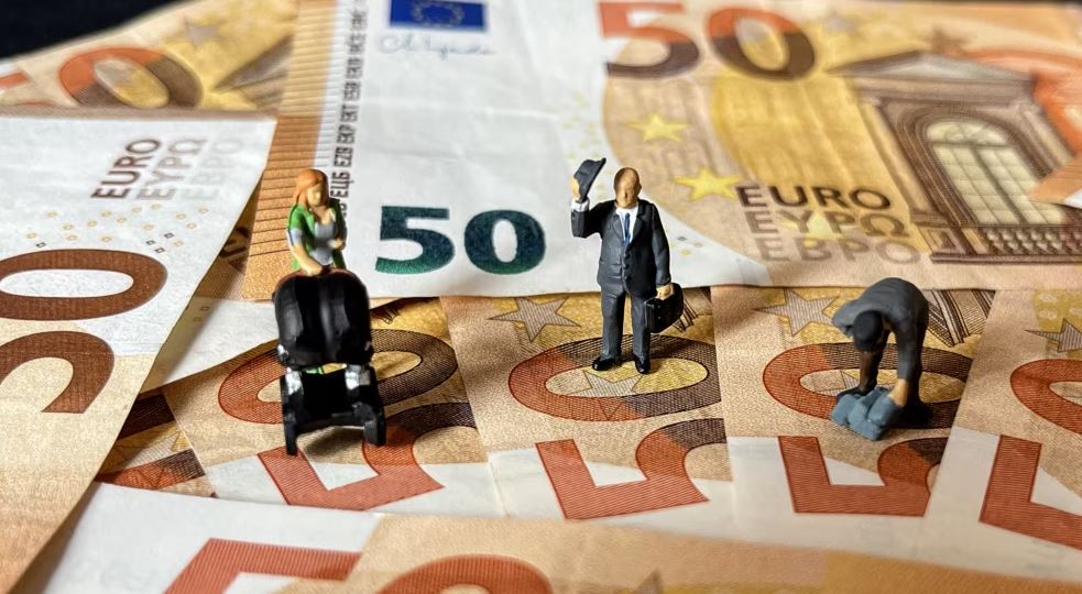 “Nga 1 janari s’do të ketë paga e pensione”- Kur shteti mbetet pa buxhet! Analiza e REL: Rreziqet që i kanosen Kosovës