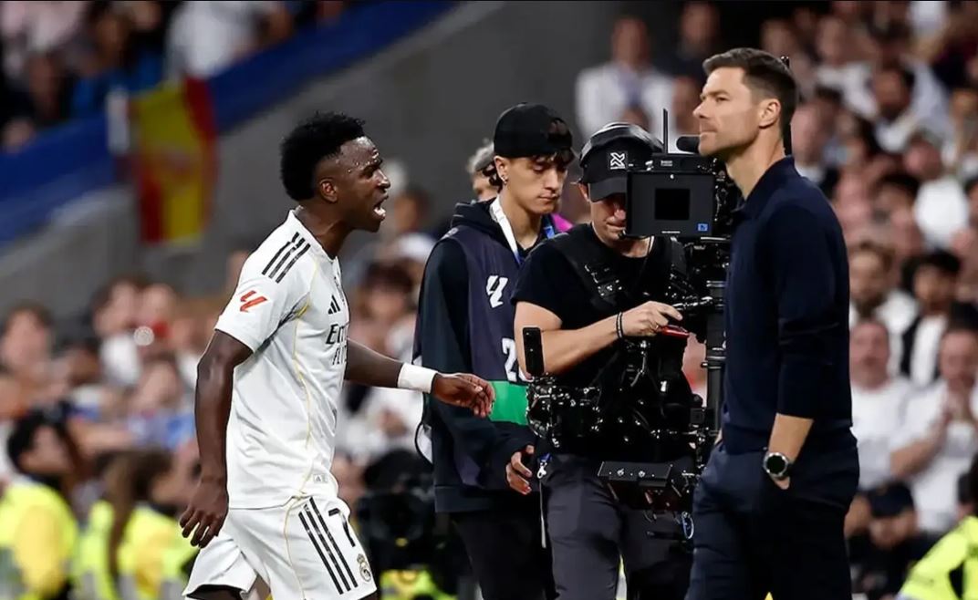 VIDEO/ “Po largohem nga skuadra më mirë”, Vinicius shpërtheu pas zëvendësimit! Çabi iu kundërpërgjigj direkt: Hajde bir kur*e!