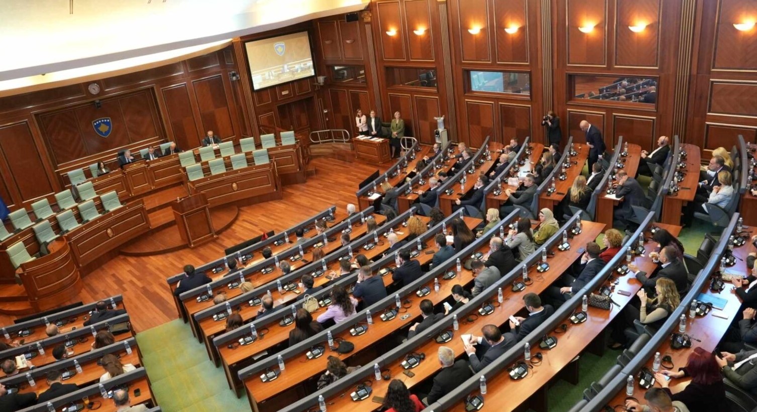 Deputeti i LDK-së përfshihet në sherr fizik me një qytetar, Zimaj: Më provokoi, duhet të isha më i durueshëm