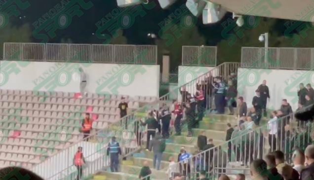 VIDEO/ Pamje skandaloze në Elbasan, tifozët vendas kapërcejnë rrethimin dhe shkojnë të përleshen me ata të Vorës
                
                
                   
                    Oct 19, 2025 | 19:09                   
                






            
        


        
		           















			

	
		
       
        	
         
		
            
		  
		  

		  





		  


		  


		  








		  


		  


		  


		  


		  





		  


	


	  


		  


		  


		  


		  


		  


		  







	
		 
Momente kaosi në Elbasan gjatë ndeshjes së ekipit vendas ndaj Vorës, në sfidën e vlefshme për javën e 7 të Superiores.

Pak momente pasi Vora shënoi golin e barazimit, nga tribunat nisën fyerjet në kor mes dy tifozerive. Dhe tifozët vendas, vendosën të sulmonin mbështetësit e ekipit udhëtues në tribunën e tyre.
Kështu, një grup jo i vogël tifozësh kapërcyen ndarëset e stadiumit dhe shkuan të përlesheshin në tribunën kundërshtare, duke gjuajtur me sende të forta.
SHIH VIDEON
U desh ndërhyrja e forcave të rendit dhe thirrje të vazhdueshme me altoparlantët e stadiumit që situata të qetësohej disi, ndonëse sharjet në kor nuk munguan as në vijimin e ndeshjes.
PANORAMASPORT.AL
 






		  
© Panorama.al		  
		  
		  
		  
		 
		 


		 



 
			Te lidhura
		


        
            
                

            VIDEO/ Pamje skandaloze në Elbasan, tifozët vendas kapërcejnë rrethimin dhe shkojnë të përleshen me ata të Vorës
            
         
        

        
	



        
            
                

            VIDEO/ Grabitja në muzeun e Luvrit, publikohen pamje nga momentin i vjedhjes së stolive të çmuara nga koleksioni i Napoleonit dhe perandoreshës Eugenia
            
         
        

        
	



        
            
                

            Izraeli nis një raund të ri sulmesh ndaj objektivave të Hamasit në Gaza, SHBA bënë thirrje për përmbajtje
            
         
        

        
	



        
            
                

            Djegia e banesës në Maliq, mbërrin në gjendje të rëndë në QSUT vajza 6-vjeçare! Xhaxhai: Doli vetë nga shtëpia, ndihmën ia dhanë fqinjët
            
         
        

        
	



        
            
                

            VIDEO/ E fiton vetë, Mirlind Daku protagonist me penalltinë në Rusi. Në fund nuk u beson syve
            
         
        

        
	
		
			
		  
        
		
		
		

		
		 

            
			
			





















			
		
			
		  
													
		 
			
			







        
			
			
			
			 
			 


		 