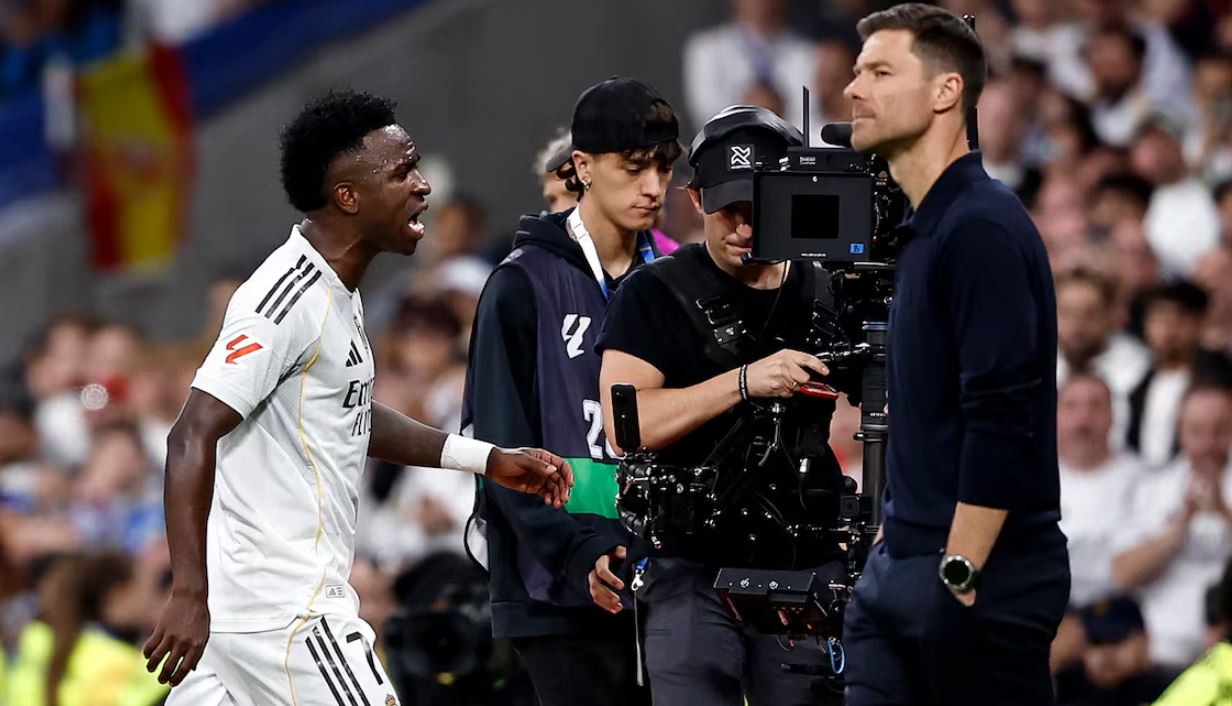 Kërcënoi se do largohej nga Reali, Vinicius kërkon publikisht falje. Por harron Çabi Alonson