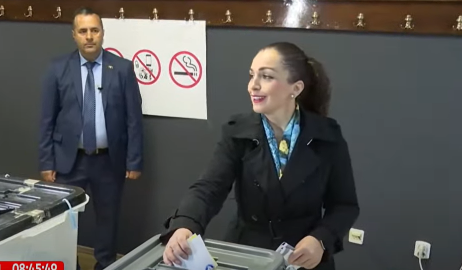 Zgjedhjet lokale, voton presidentja e Kosovës Vjosa Osmani: Sa më e lartë pjesëmarrja, aq më e fortë demokracia jonë