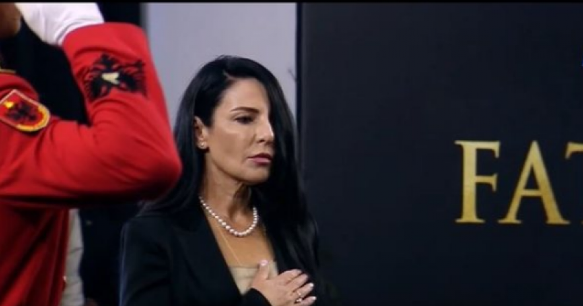 FOTO/ E gjitha me të zeza dhe stilin e viteve ’60, Belinda Balluku surprizon me pamjen në varrimin e Fatos Nanos