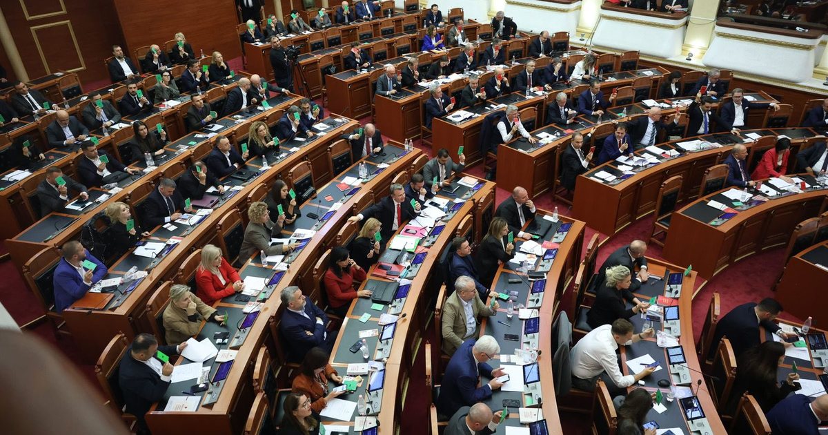 Post-Kuvendi! ‘Barazia gjinore’ u miratua-deputetët priten me protestë: Turp! Reforma Zgjedhore & Territoriale bashkoi PS-PD