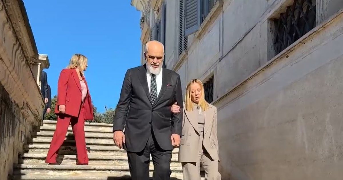 Videolajm- Më të afërt se kurrë, Meloni mbahet te Rama teksa zbresin shkallët