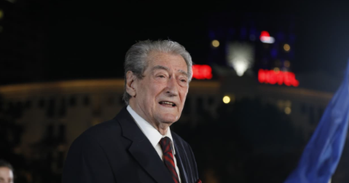 Berisha ngjitet i pari në ‘foltoren’ para Kryeministrisë: Jemi para pallatit të krimit shtetëror