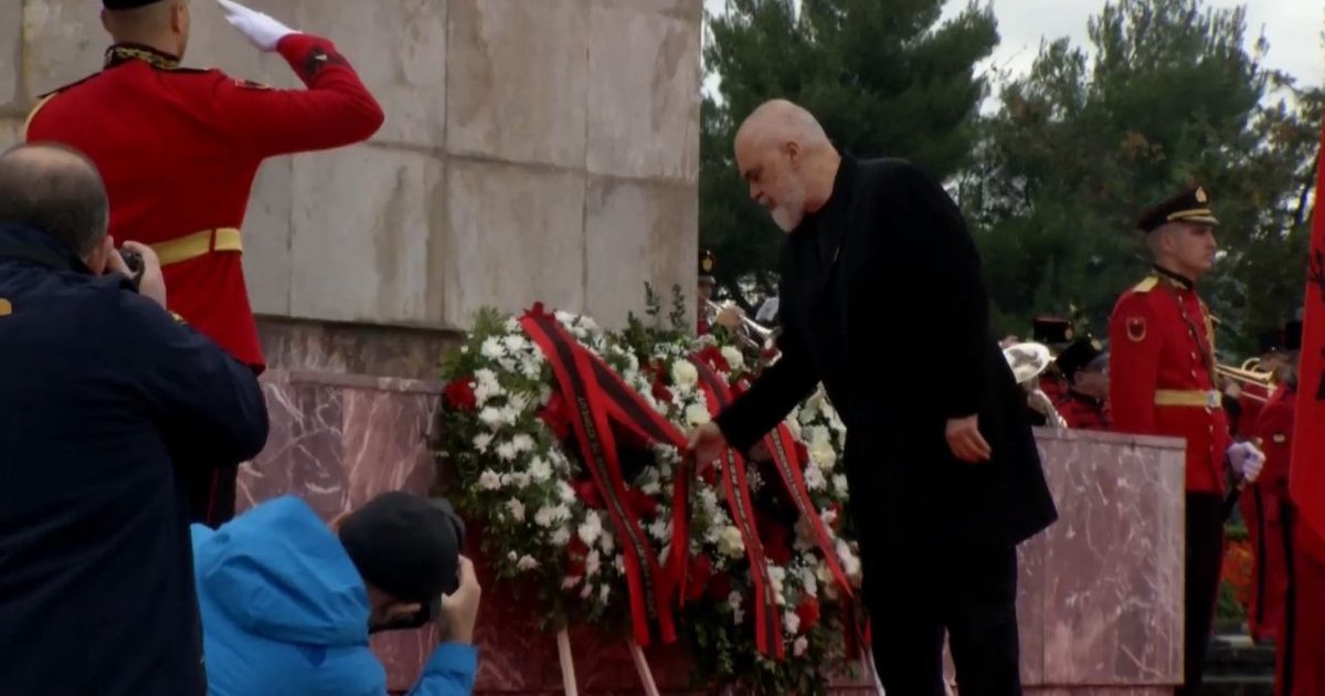 81 vite nga Çlirimi i Shqipërisë! 29 nëntori, data që ndau politikën- E majta homazhe në Varrezat e Dëshmorëve