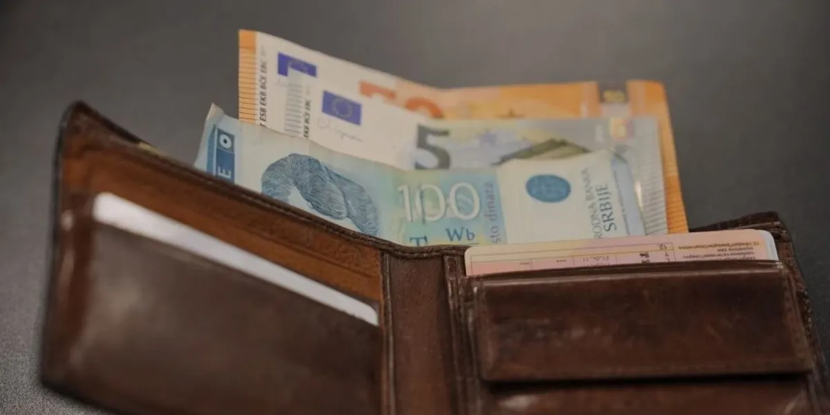 Dy vite pas ndalimit, dinari vazhdon të qarkullojë lirshëm në veri të Kosovës – ekspertët japin alarmin