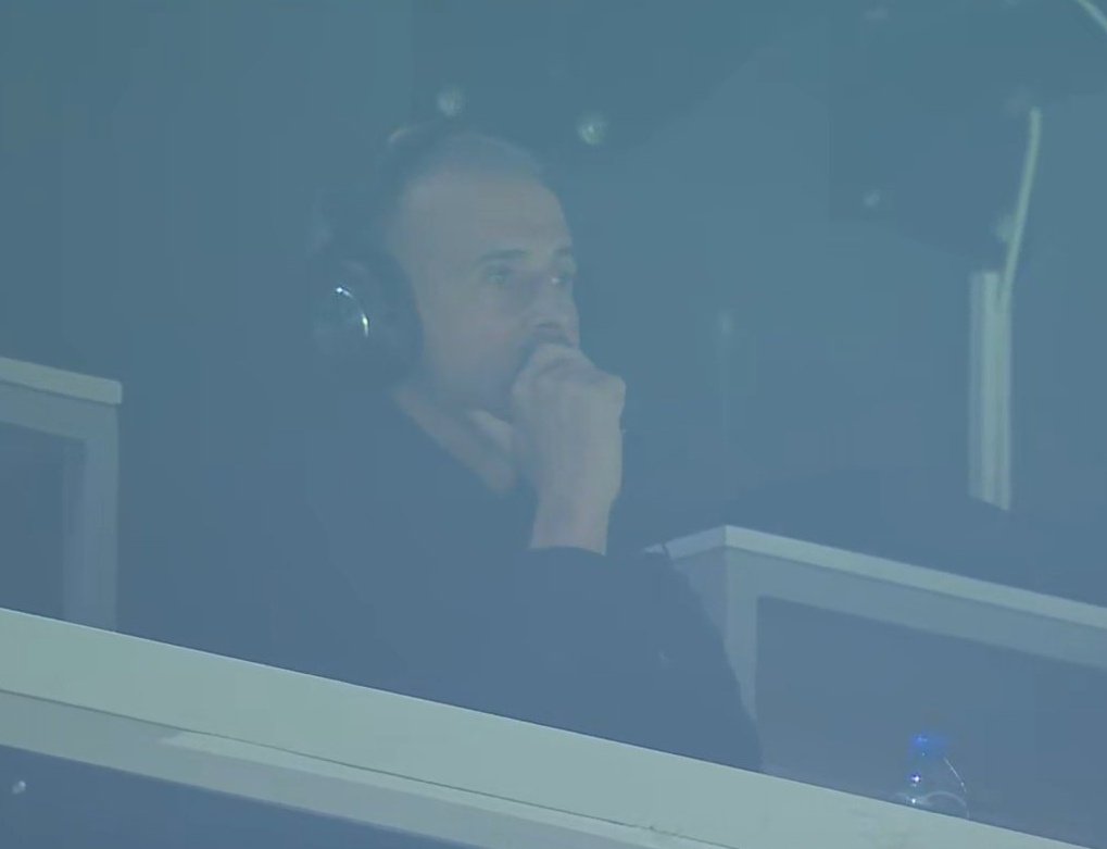 Çudit Luis Enrike! Ndoqi një pjesë të ndeshjes kundër Bajernit nga tribuna me dëshirë