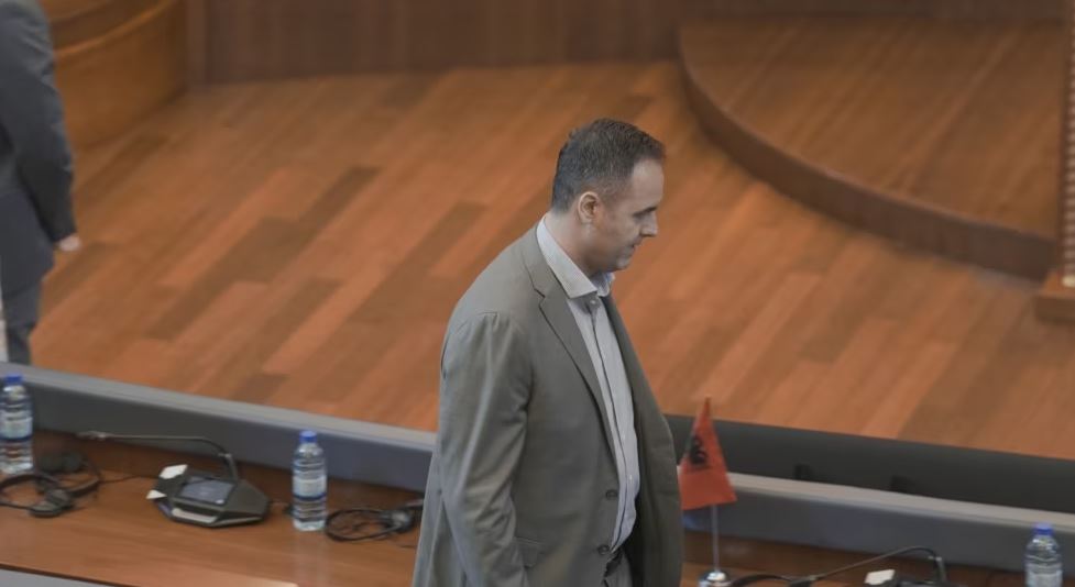 “Gjasa të pakta” për Qeverinë Konjufca! Analiza e REL: Një cikël i ri bllokadash? Loja me afatet