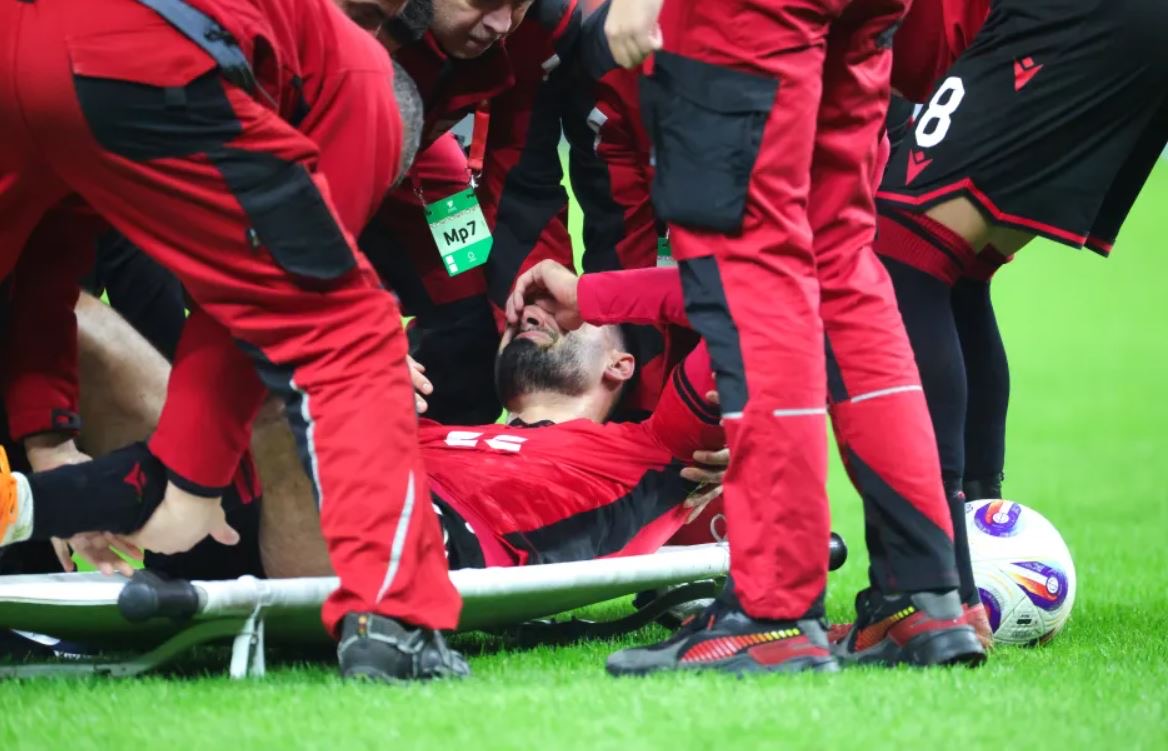 “Ia hodhëm paq”, trajneri i Bërnlit tregon situatën e Armando Brojës: Kishte tronditje dhe frikë, mendoi se ka pësuar diçka serioze