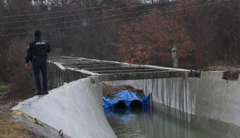 Persona të panjohur dëmtojnë një pjesë e kanalit të Ibër-Lepencit
