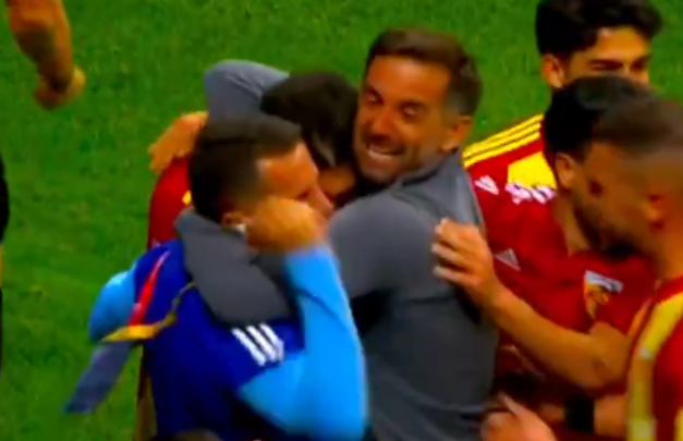 VIDEO/ Sulmuesi i Kombëtares futet nga stoli dhe gjen menjëherë golin, sfidë e çmendur në Superligën turke