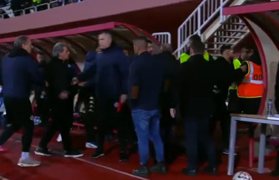 VIDEO/ Tension te Vllaznia-Dinamo! Policia futet në tribunë, drejtori i kuqebluve dhe Daja largohen me karton të kuq