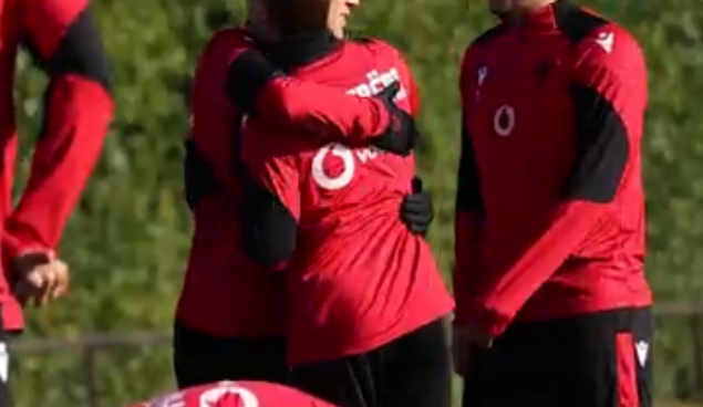 VIDEO/ Të mbërthyer me kapuça dhe dorashka, tre futbollistë të tjerë i bashkohen Kombëtares në Spanjë