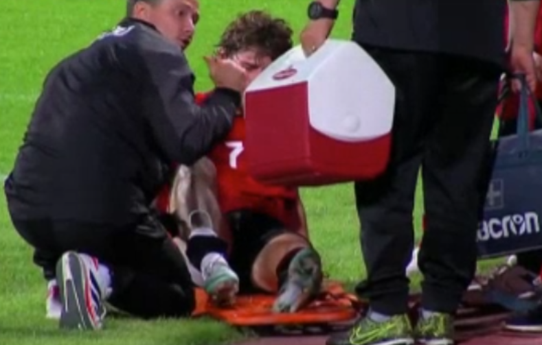 VIDEO/ Përplaset me shokun e Tedi Carës dhe ulet në fushë, dëmtohet talenti i Kombëtares! Del me barelë e lot në sy