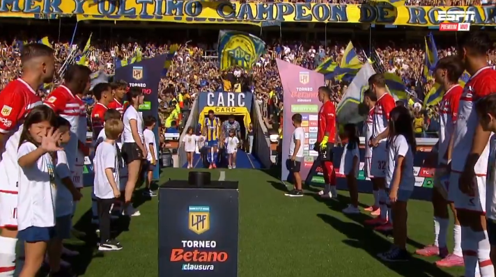 VIDEO/ E paprecedentë ndaj ekipit të Di Marias, “garda e nderit” përfundon me shfaqjen e turpshme