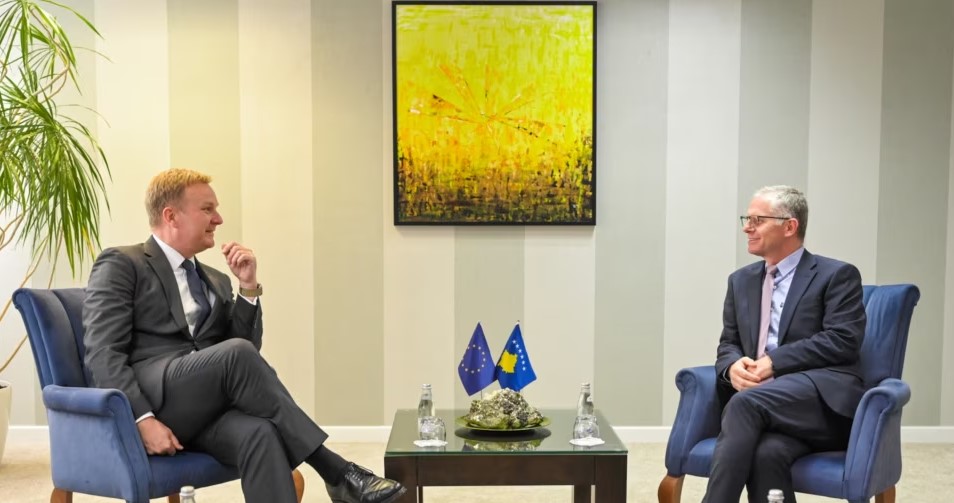 Bislimi i ankohet të dërguarit të posaçëm të BE-së: Serbia nuk  pranon pagesat e Kosovës për shqiptarët në Luginë