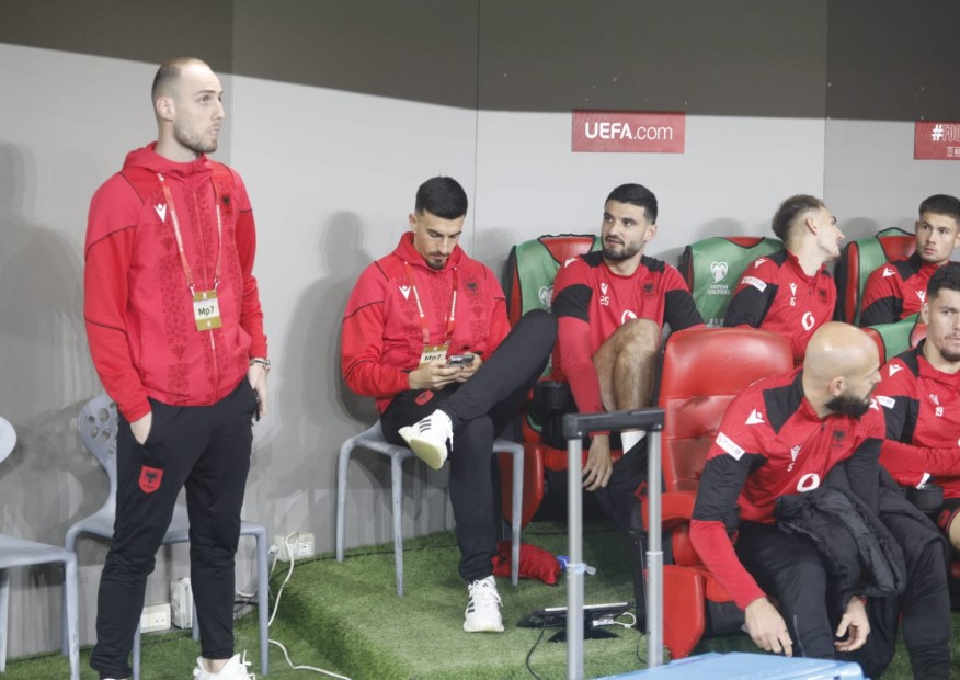 FOTO/ “Të përjashtuar” nga Silvinjo, dy futbollistët kuqezi shfaqen përkrah Armando Brojës