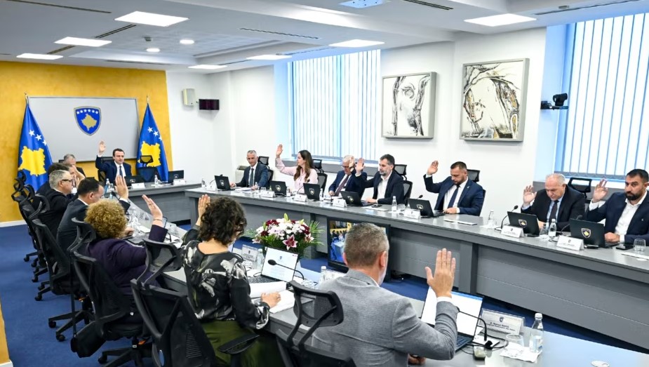 Dhoma Amerikane në Kosovë shpreh shqetësim për miratimin e buxhetit nga Qeveria në detyrë: Rritja e pagës minimale mund të rrezikojë stabilitetin e tregut të punës