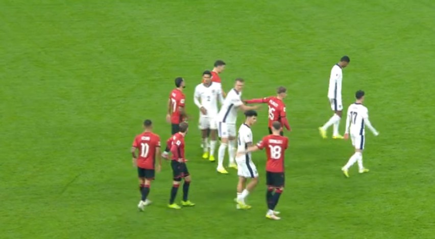 VIDEO/ “Mos qaaaaj”, tallje absurde me këngën e vendosur në “Air Albania” pas humbjes së Shqipërisë: Për ty si shpëtimtar, veç dr*ga kish kuptim