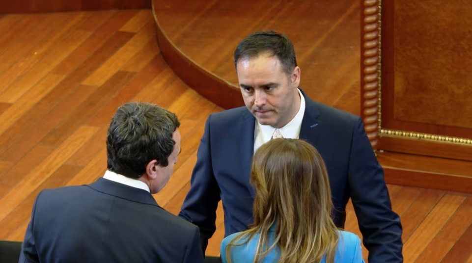 Vjosa Osmani mandatoi Glauk Konjufcën për formimin e ekzekutivit! Të mërkurën mbahet seanca për Qeverinë e re të Kosovës