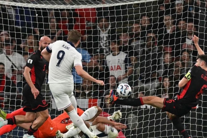 Silvinjo detyrohet të bëjë rotacion nga kartonët e verdhë, Tuhel nuk kursen yjet. Publikohen formacionet zyrtare të Shqipëri-Angli