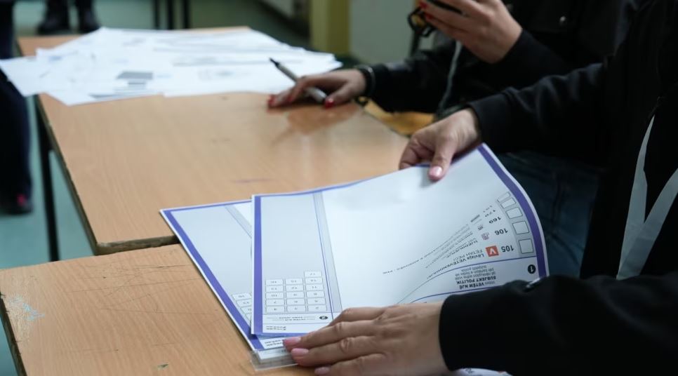 Balotazhi që mund të riformësojë hartën politike të Kosovës! Roli i profilit të kandidatëve, gara më e fortë në Prishtinë dhe Prizreni,