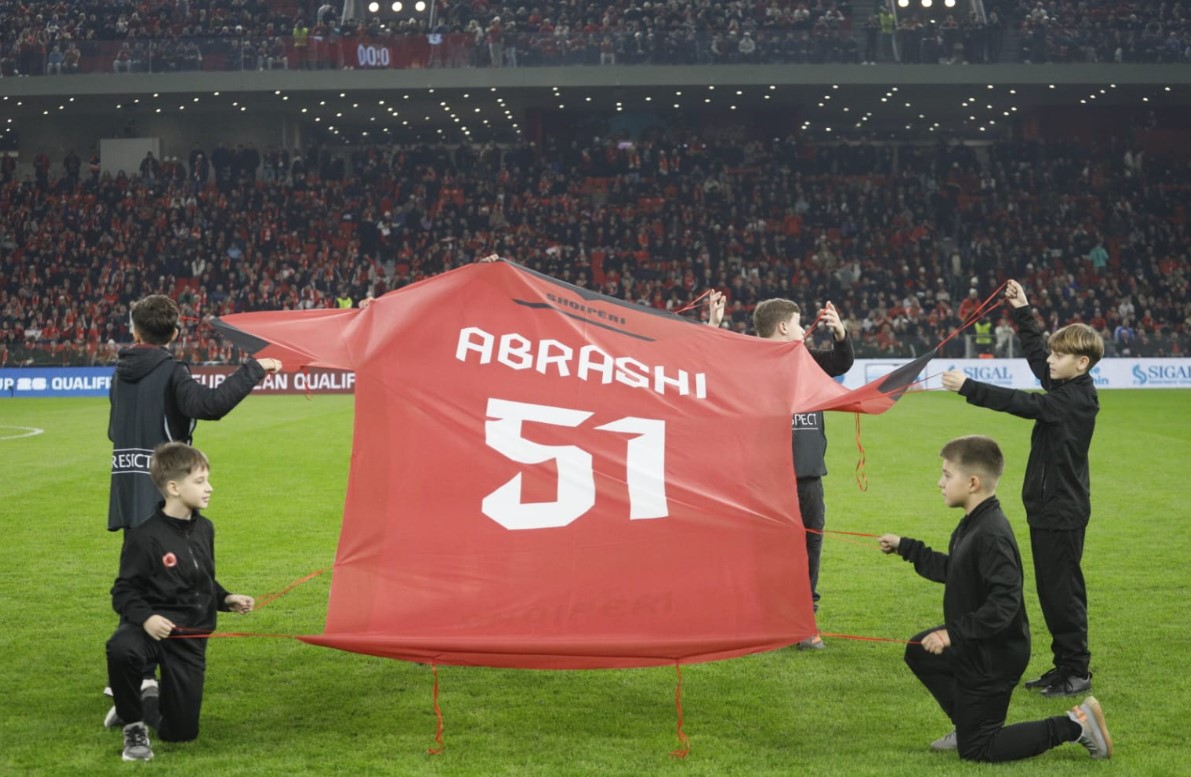 VIDEO/ 51 ndeshje dhe 1 gol me Kombëtaren, Amir Abrashi nderohet me një ceremoni speciale