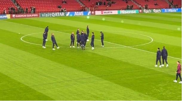 VIDEO/ Lojtarët e Anglisë mbërrijnë në stadiumin “Air Albania”, i presin me… “Spice Girls”