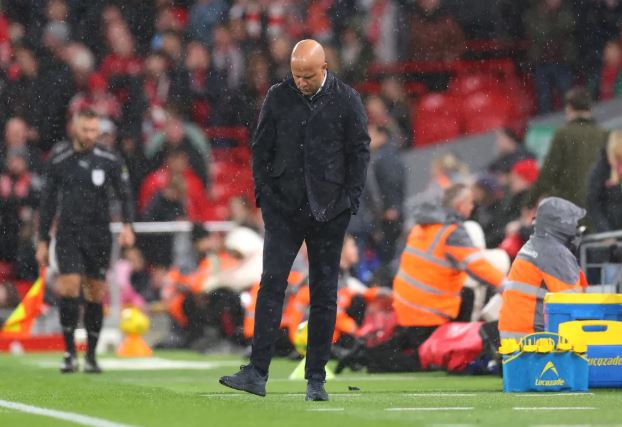 Slot në vështirësi në vitin e dytë, te Liverpuli shfaqet hija e… Çabi Alonsos