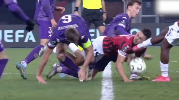 VIDEO/ Pamje shqetësuese! Zejnullai goditet me shkelm në kokë, e nxjerrin nga krahët nga fusha e lojës