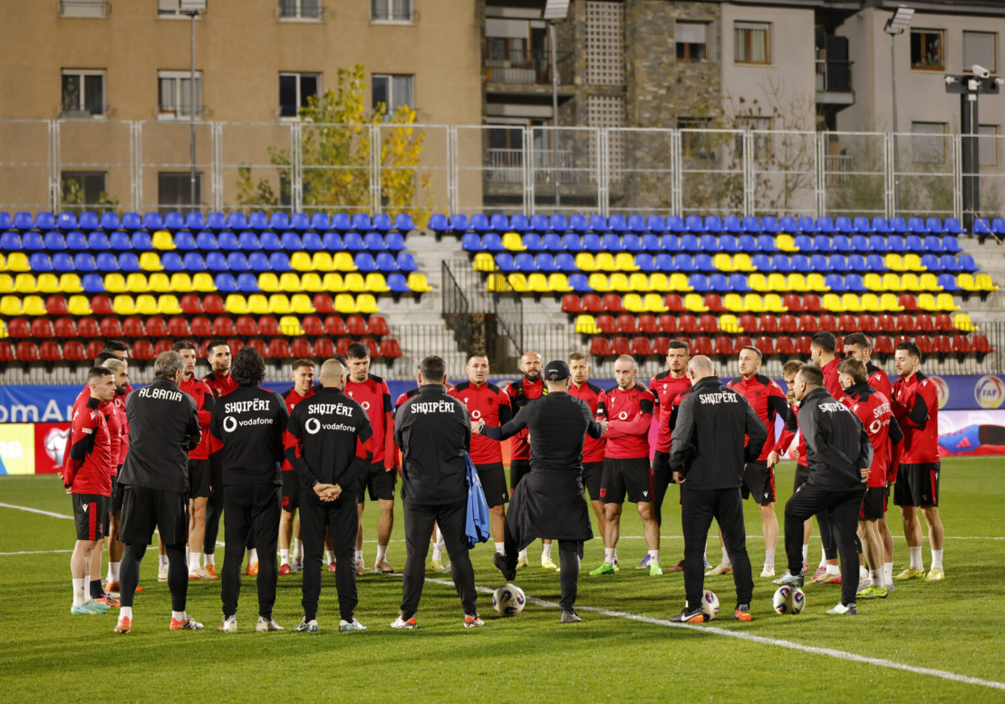Tre titullarë të paprekshëm të Shqipërisë detyrohen të humbasin Anglinë, një dilemë po lë pa gjumë Silvinjon për duelin historik