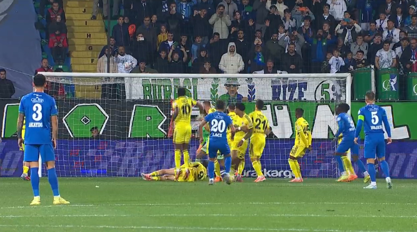 VIDEO/ Supergol me goditje dënimi nga Qazim Laçi përballë portierit të Brazilit! Por pastaj gjyqtari i tregon të kuqin mes protestave dhe djalloset gjithçka